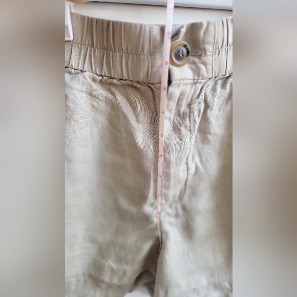 & other stories stockholm atelier relaxed linen shorts in khaki - Picture 6 of 9